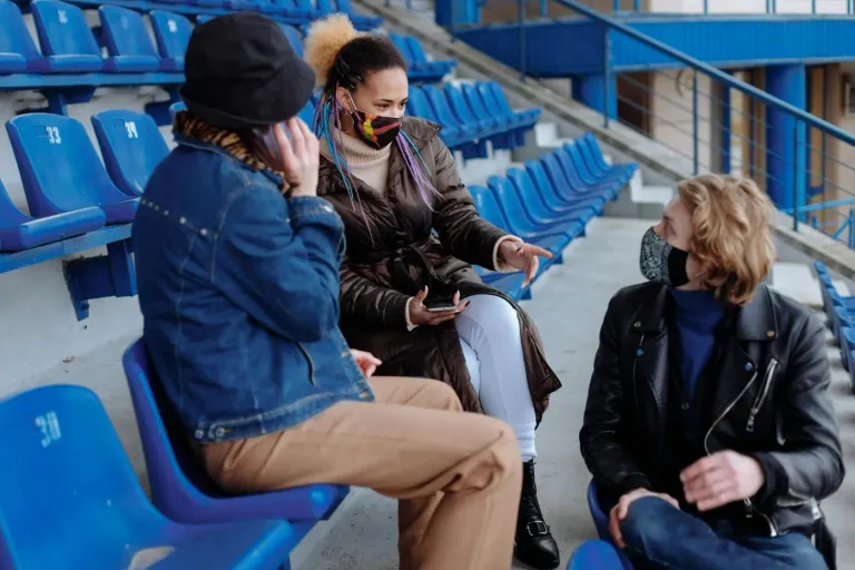 Como implementar check-ins eficazes de equipe em qualquer ambiente de trabalho